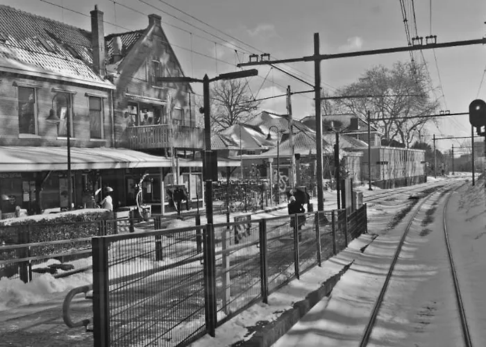 Hotelhuisje #b * Warmenhuizen